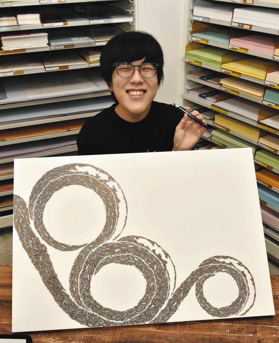 ペン1本で精巧アート 松阪の高校生・長谷川さんが津の文具店で個展：中