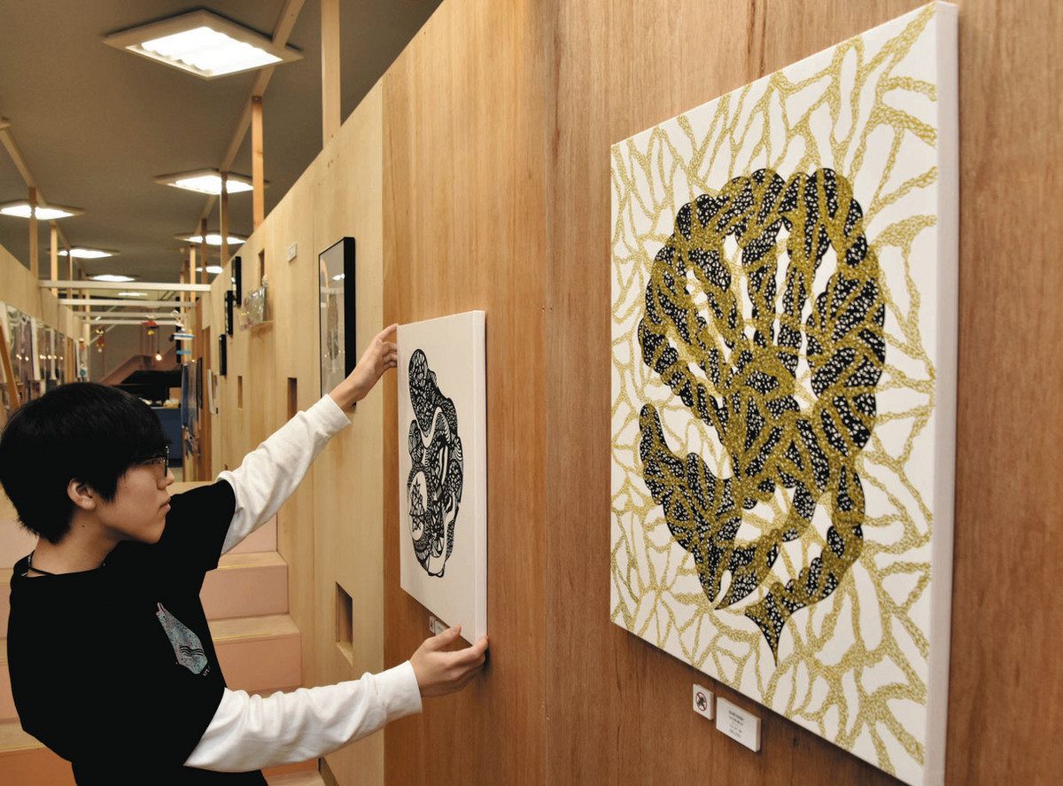 ペン1本で精巧アート 松阪の高校生・長谷川さんが津の文具店で個展：中