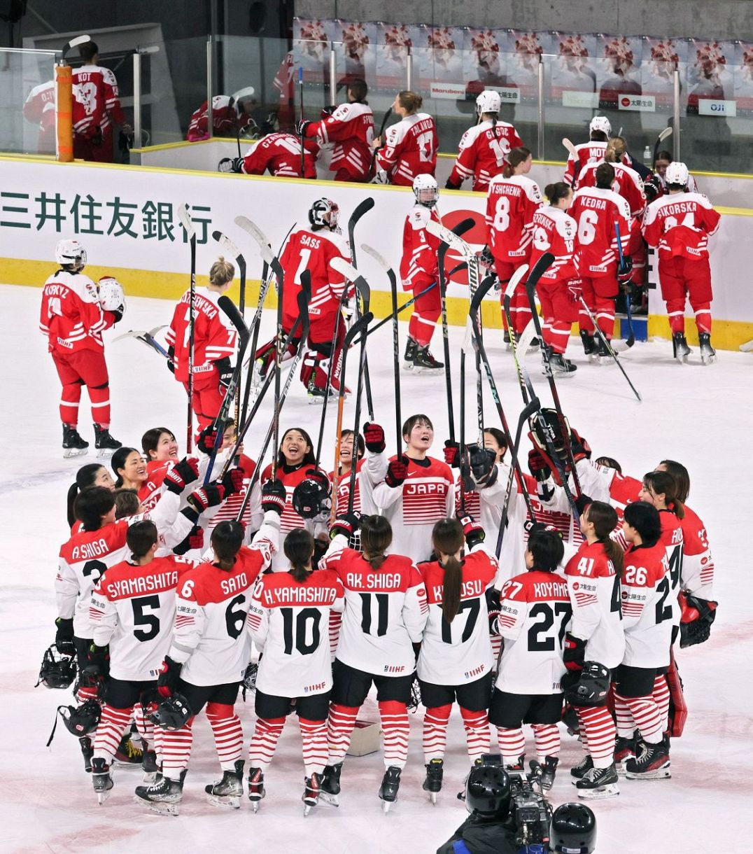 アイスホッケー女子冬季五輪最終予選で、ポーランドを破って４大会連続５度目の五輪出場を決めて喜ぶ日本の選手たち