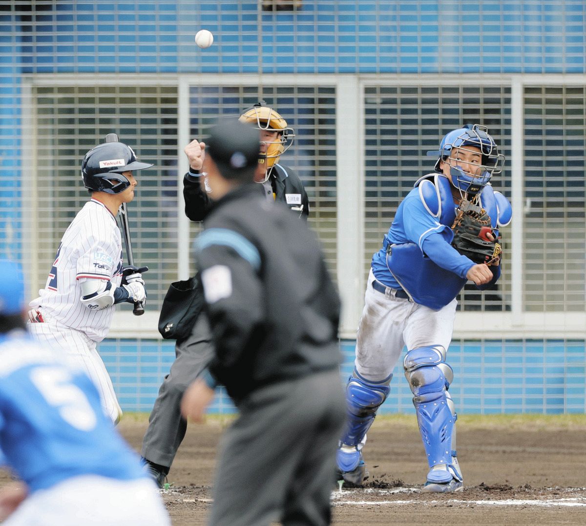 ３回表無死一塁、打者岩田のとき、一走増田の二盗を阻止する石伊
