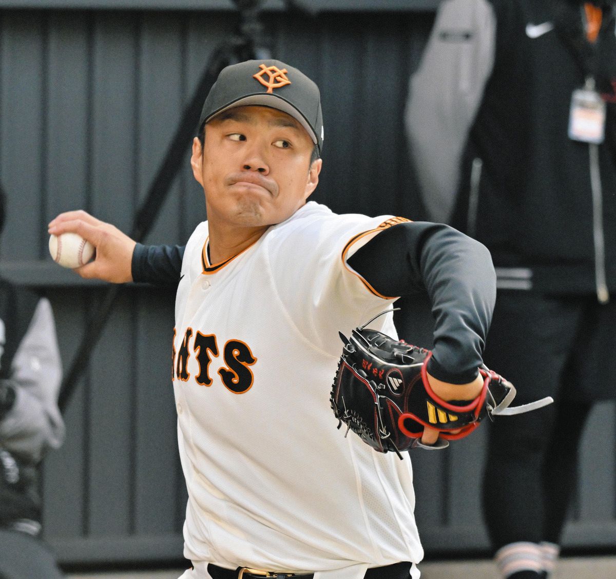 巨人・則本昂大、チーム1番乗りの100球到達 田中将大の隣で「負けない