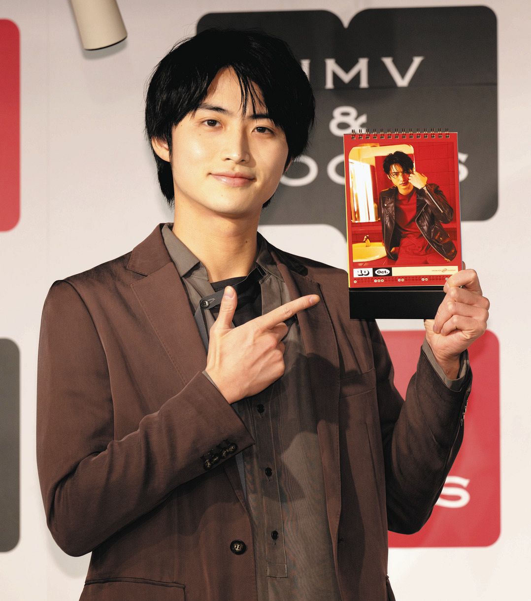 岐洲匠、ジム通いで鍛え上げた肉体を披露したカレンダー発売 「全部赤