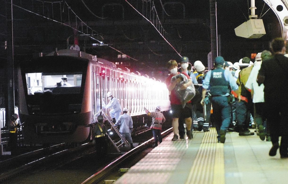 小田急線電車内で乗客が刺され、騒然とする祖師ケ谷大蔵の駅ホーム