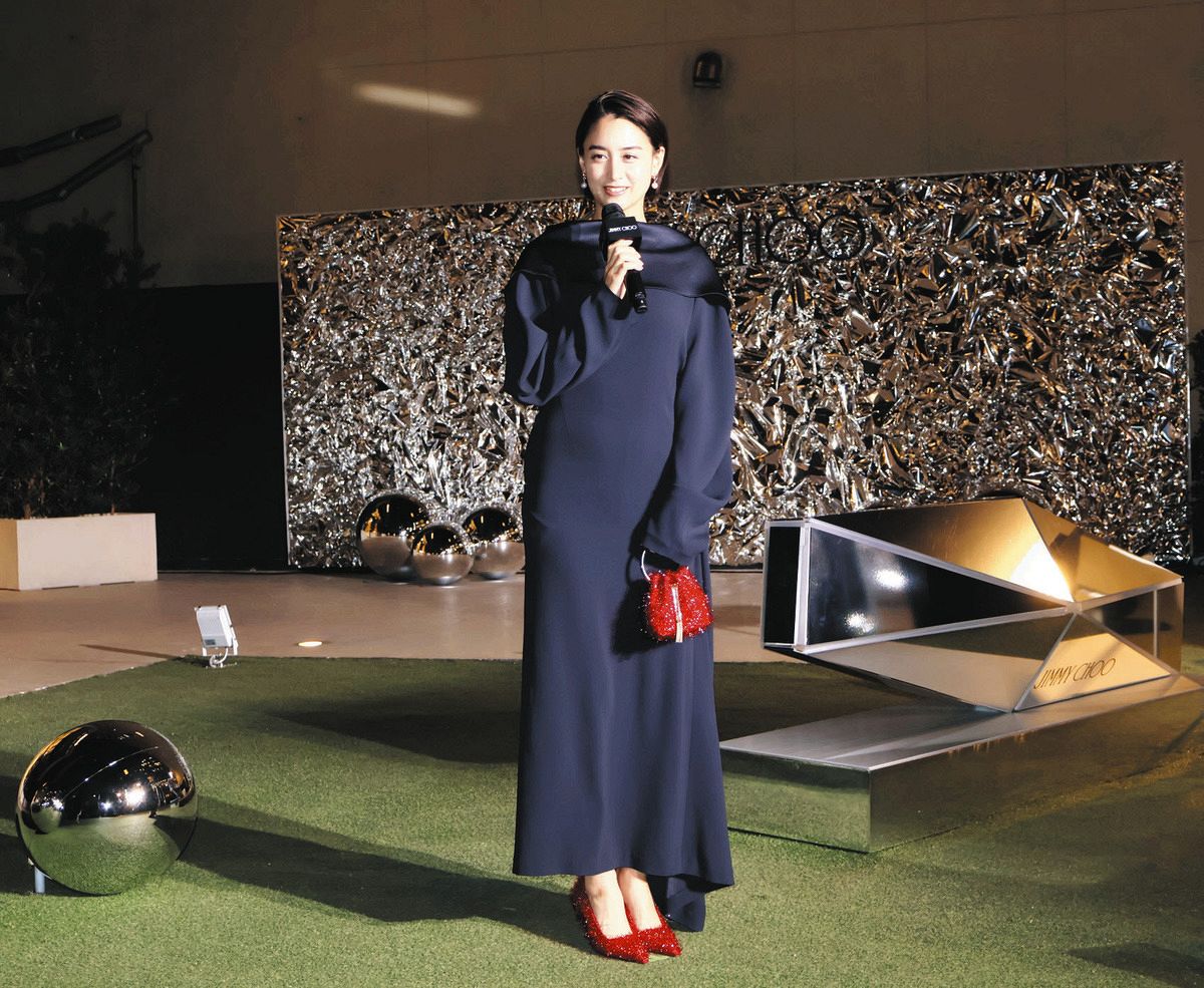 山本美月、キラキラ輝く赤いハイヒールと赤いバッグ、『Silver Garden