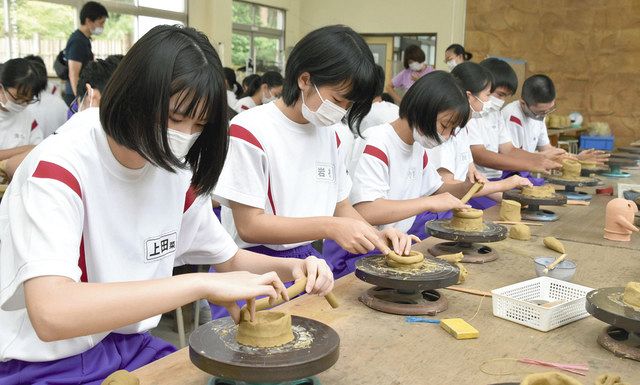 修学旅行の一環で、焼き物づくりをする敦賀市角鹿中の生徒たち＝越前町の県陶芸館で