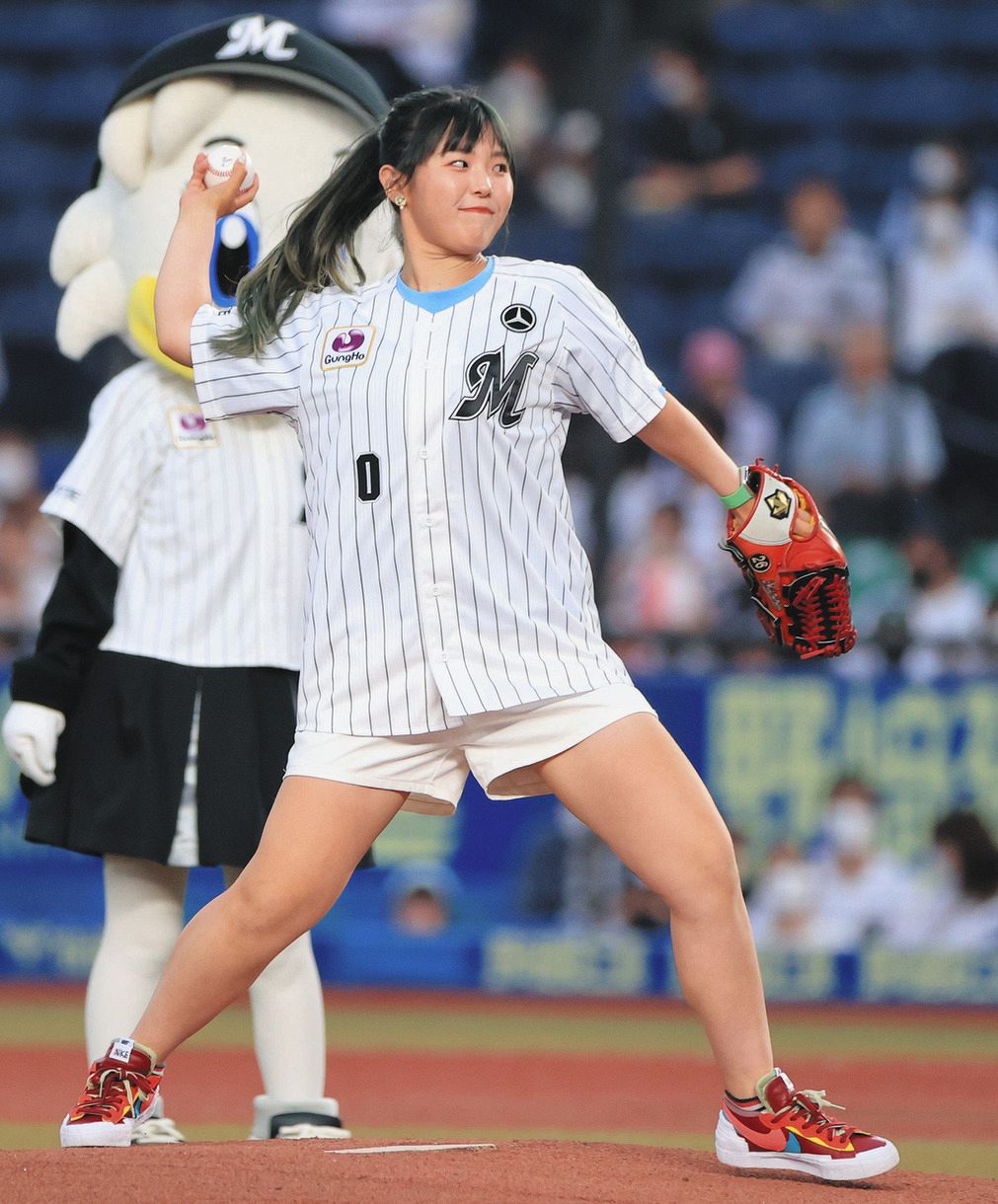 ロッテ 女子ゴルフの吉田優利が始球式 マウンドはとても遠く感じた 160キロ超えの佐々木朗希をリスペクト 中日スポーツ 東京中日スポーツ