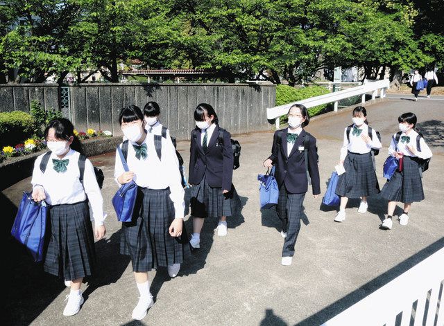 着方それぞれ、制服に自由を 岐阜市立厚見中でブレザー式導入：中日新聞Web