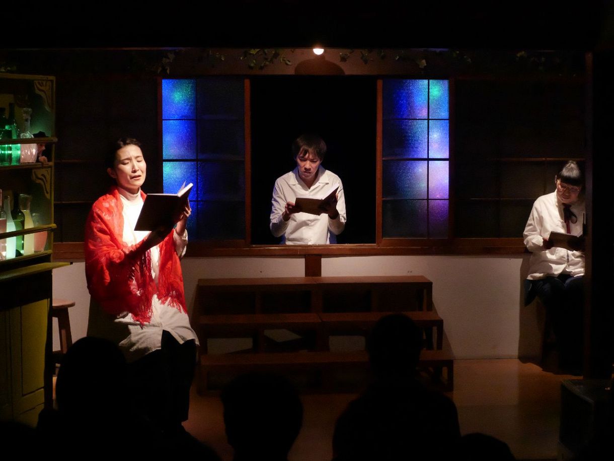 作品の一幕＝名古屋市昭和区で（山崎のりあき撮影）