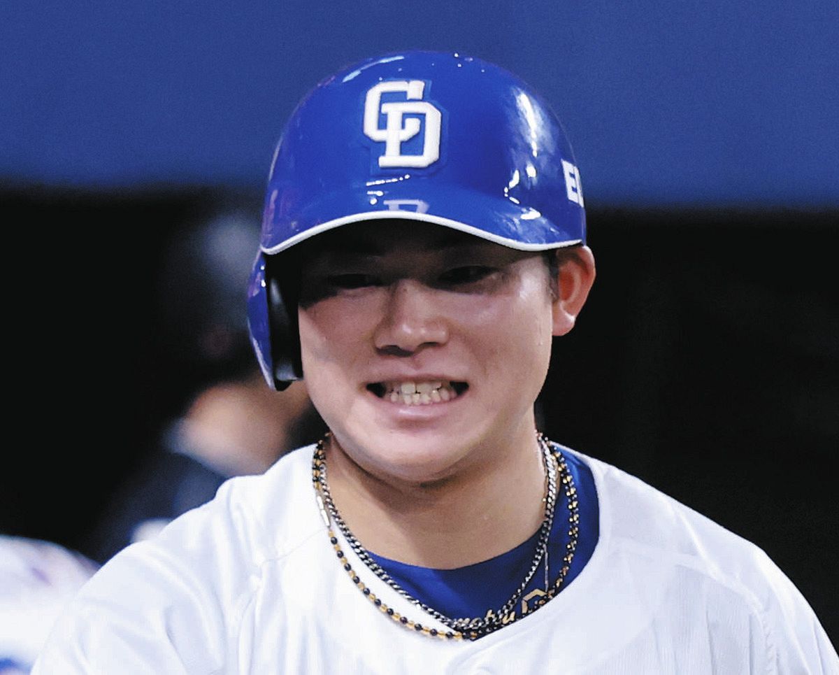 中日・村松開人、明大の先輩・柳救うビッグプレー！ ダイビング