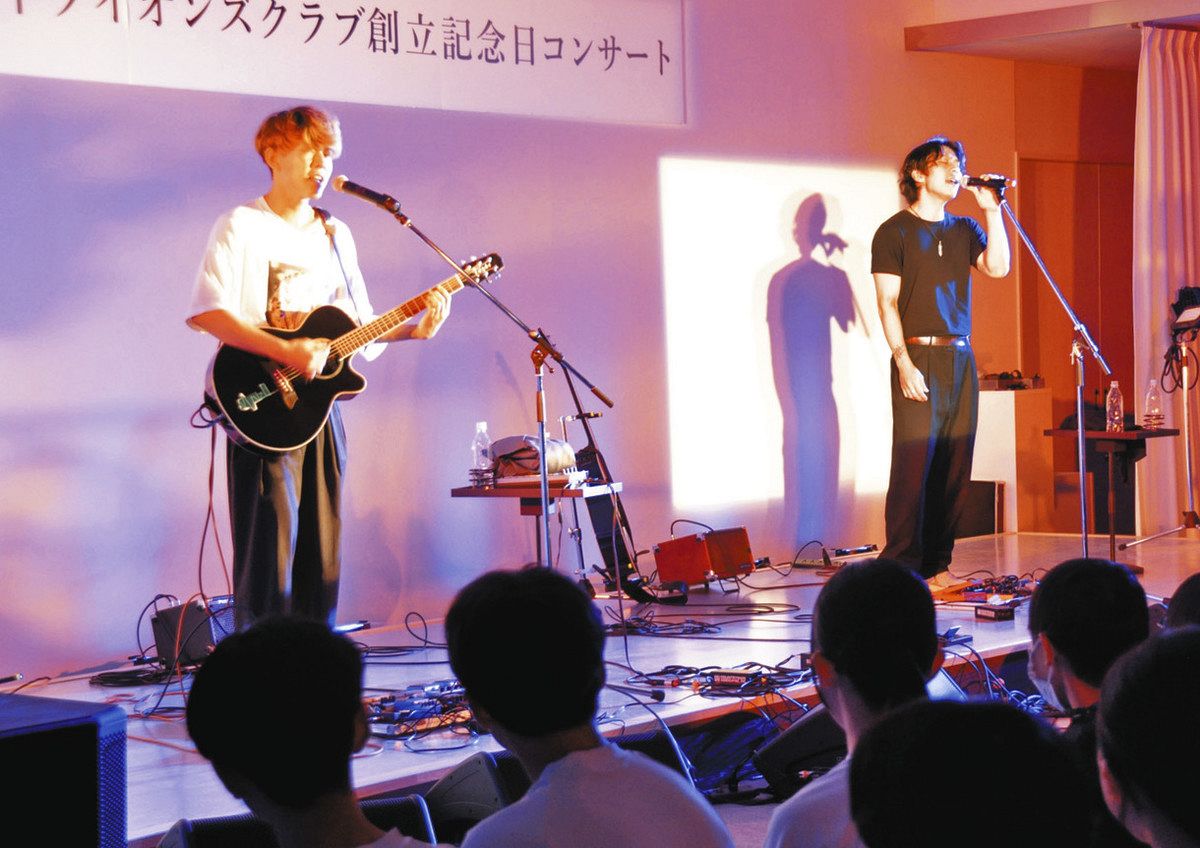 中学生たちを前に楽曲を披露するGoodMoon＝中津川市坂下の高峰楽器製作所で
