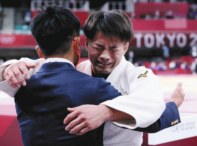 男子６６キロ級で優勝し、古根川実コーチ（左）と抱き合う阿部一二三