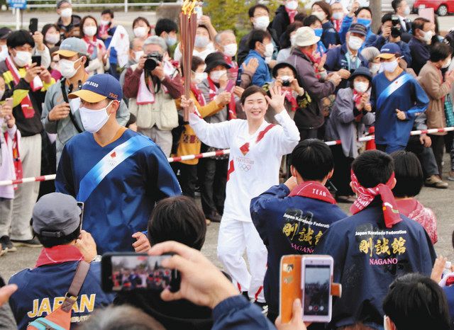 温かい拍手で聖火ランナー包む 中信4市町、48人でリレー：中日新聞Web
