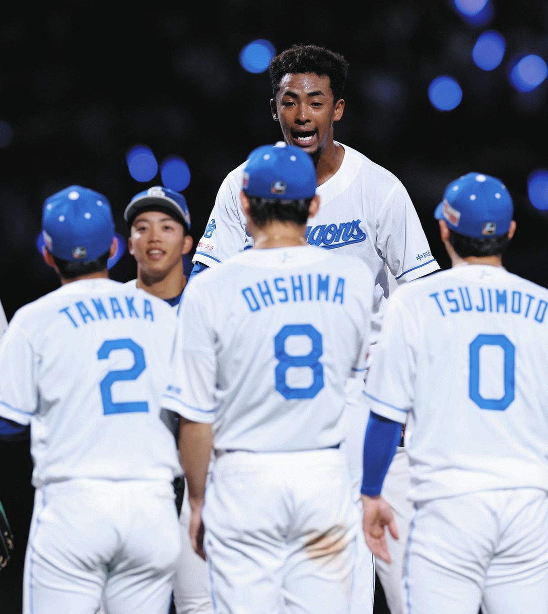 ヤクルトに勝利し、円陣であいさつするブライト（中央）