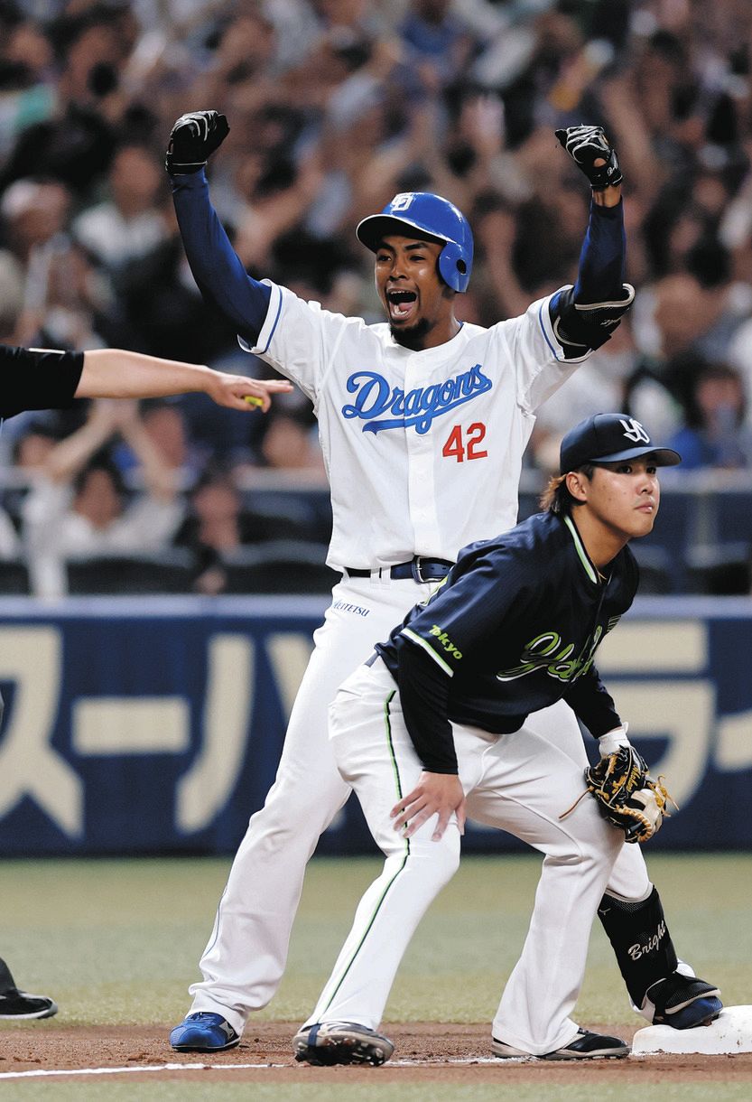 中日―ヤクルト　８回裏２死二塁、代打ブライトが右中間に適時三塁打を放ち、塁上で雄たけびを上げる＝バンテリンドームナゴヤで