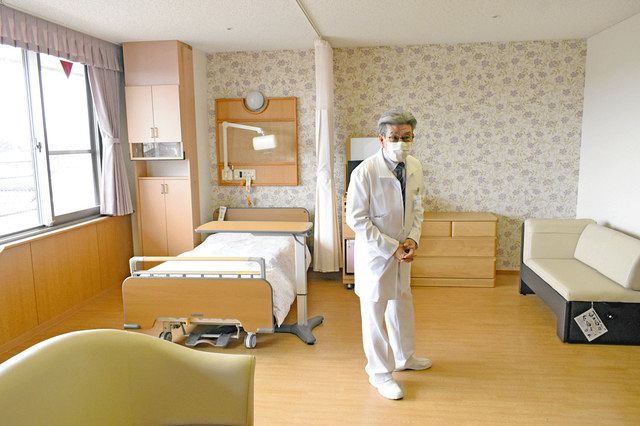 ４人部屋を改修した新しい個室を説明する藪下和久院長＝高岡市民病院で 
