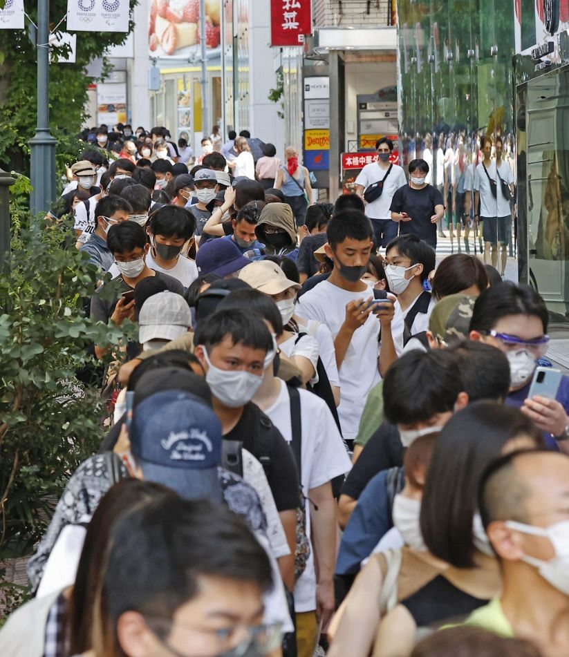 ＪＲ渋谷駅近くの予約不要な新型コロナウイルスの若者向けワクチン接種会場に並ぶ人たち＝２７日午前、共同通信撮影