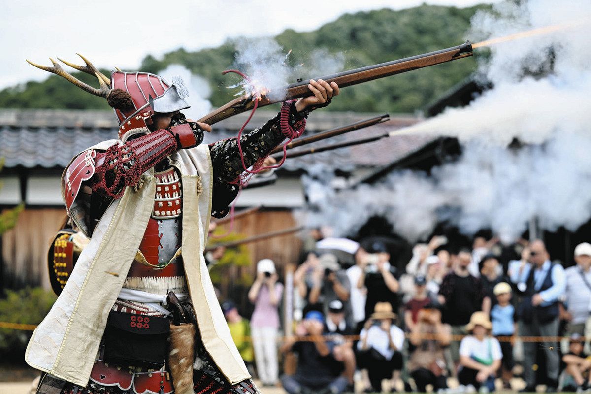 火縄銃鉄砲隊 厳かな演武 金沢湯涌江戸村「むらまつり」：北陸中日新聞Web