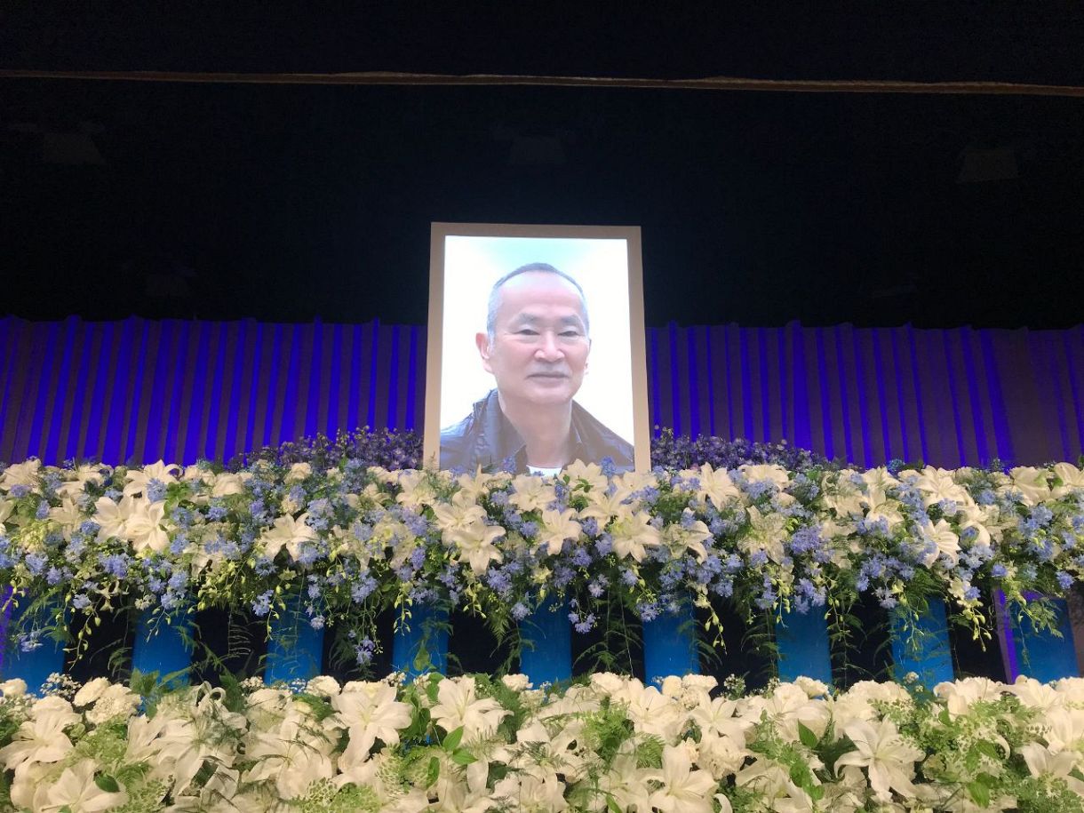 新人時代にお世話になった万代博実さんのお別れの会には、多くの人が参列した