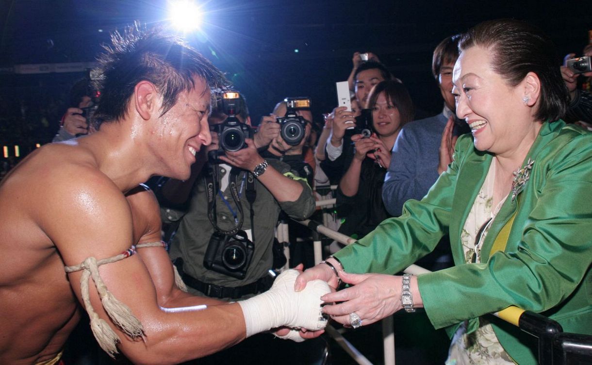 写真 ｋ １ワールドマックスで勝利した魔裟斗と握手する細木数子さん 中日スポーツ 東京中日スポーツ