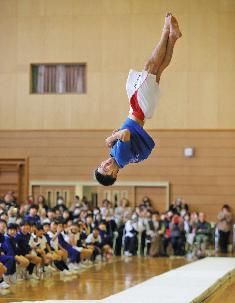 好き、楽しい 努力につながる 元体操選手白井さん 黒部・中央小で講演
