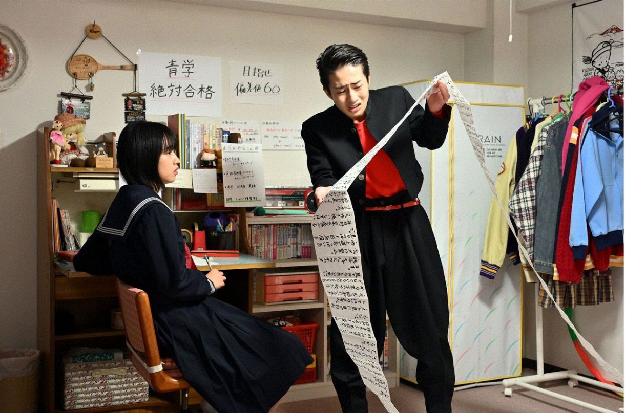 ◇純子に巻物のように長い書き置きをみせるキヨシ『不適切にもほどが 