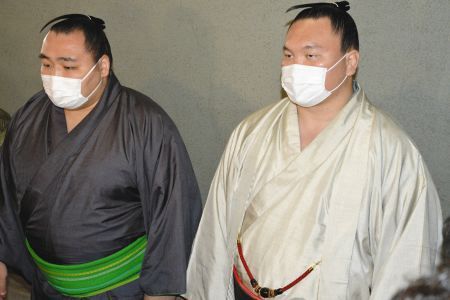 白鵬、鶴竜もマスクで厳重ガード 相撲協会側からファン交流自粛を要請