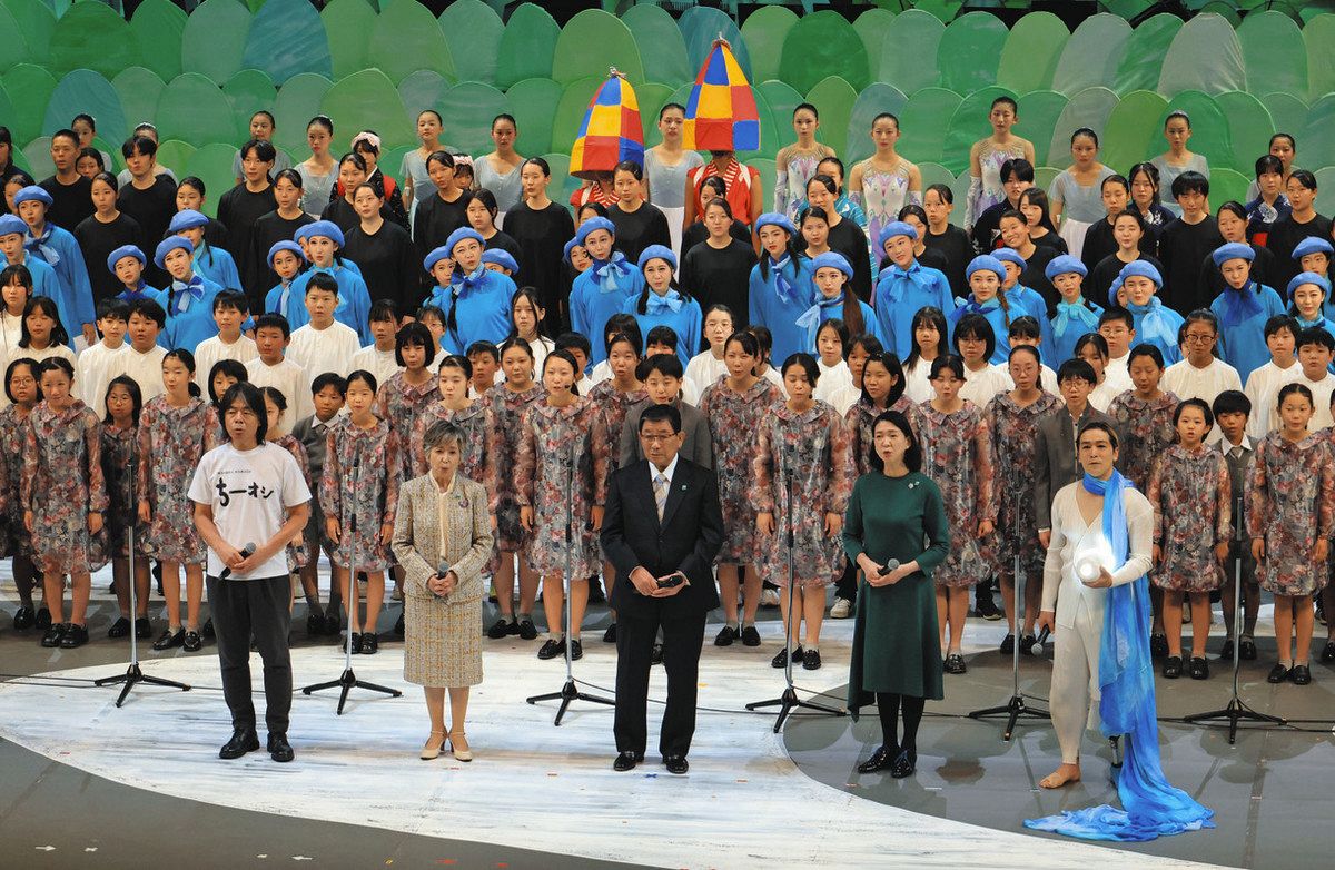 閉会式で合唱する（前列左から）日比野さん、竹下さん、古田肇知事、紺野さん、大前さん＝岐阜市の長良川国際会議場で