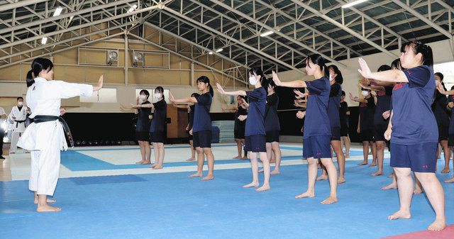 新道場で空手の形 体得 小松大谷高 お披露目式で初授業：北陸中日新聞Web