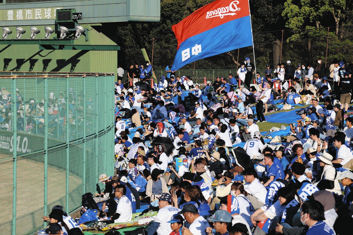 豊橋市民球場を青く染める満員のファンたち プロ野球、中日VS阪神戦に大声援：中日新聞Web