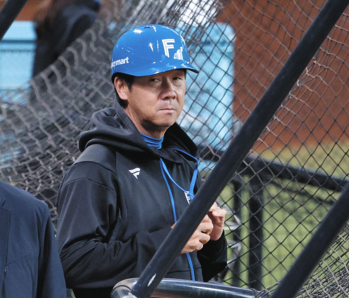 バットが頭に当たって負傷の日本ハム・八木コーチが復帰、山下攻略の