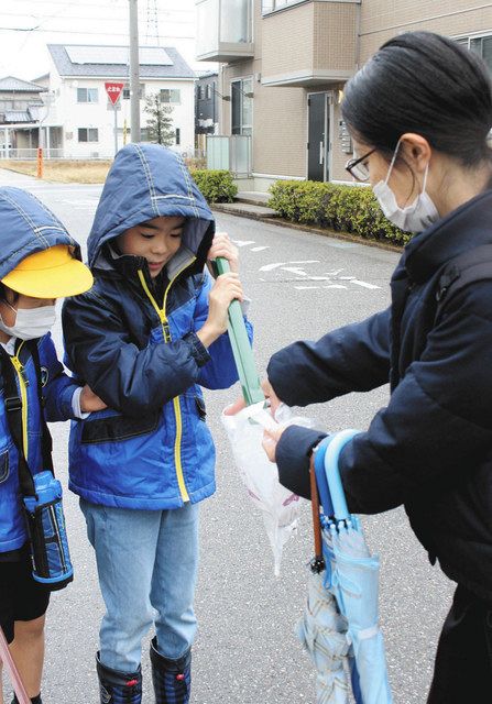 自宅から学校までの道でごみ拾いを続ける坂井義直君＝金沢市内で 