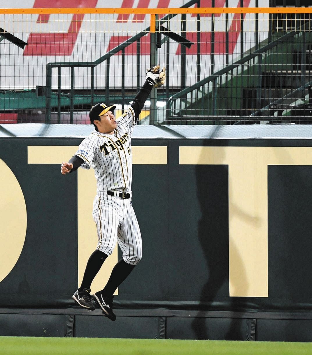 阪神4月勝締め 両リーグ一番乗りや 佐藤輝が静かな甲子園でマルチ 美技 テレビ越しでも元気届ける 中日スポーツ 東京中日スポーツ