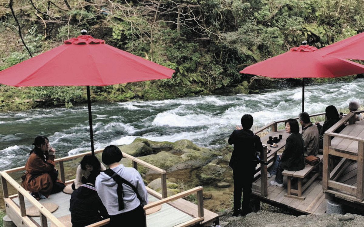 鶴仙渓 川床オープン 山中温泉 景色、スイーツ楽しんで：北陸中
