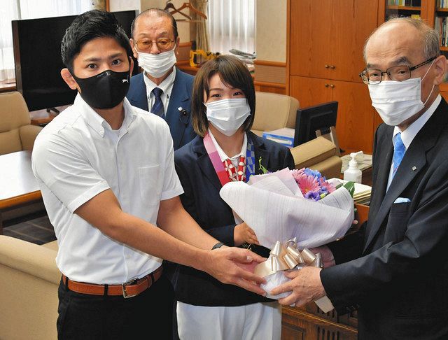 谷本石川県知事（右端）から結婚を祝福してブーケを贈られる川井梨紗子選手（中央）と夫金城希龍さん（左端）