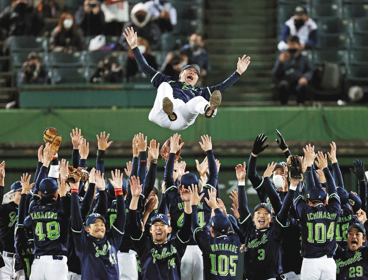 プロ野球日本シリーズでオリックスを破って２０年ぶり６度目の日本一に輝き、胴上げされるヤクルトの高津監督