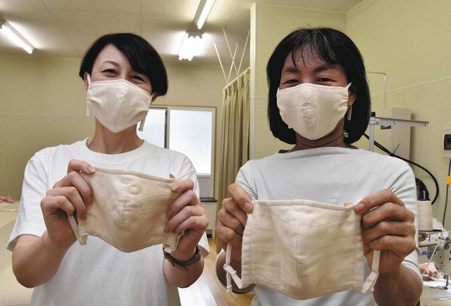 化学物質過敏症の人に向けたマスクを手にする横山さん（右）と後藤さん＝福井市桃園２の横山工藝で 