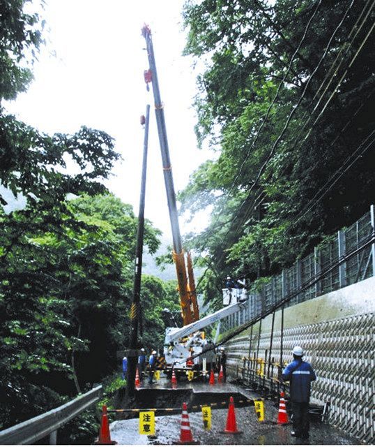 道路ごと電柱が崩落した現場での復旧作業＝高山市高根町池ケ洞で（中部電力パワーグリッド提供） 