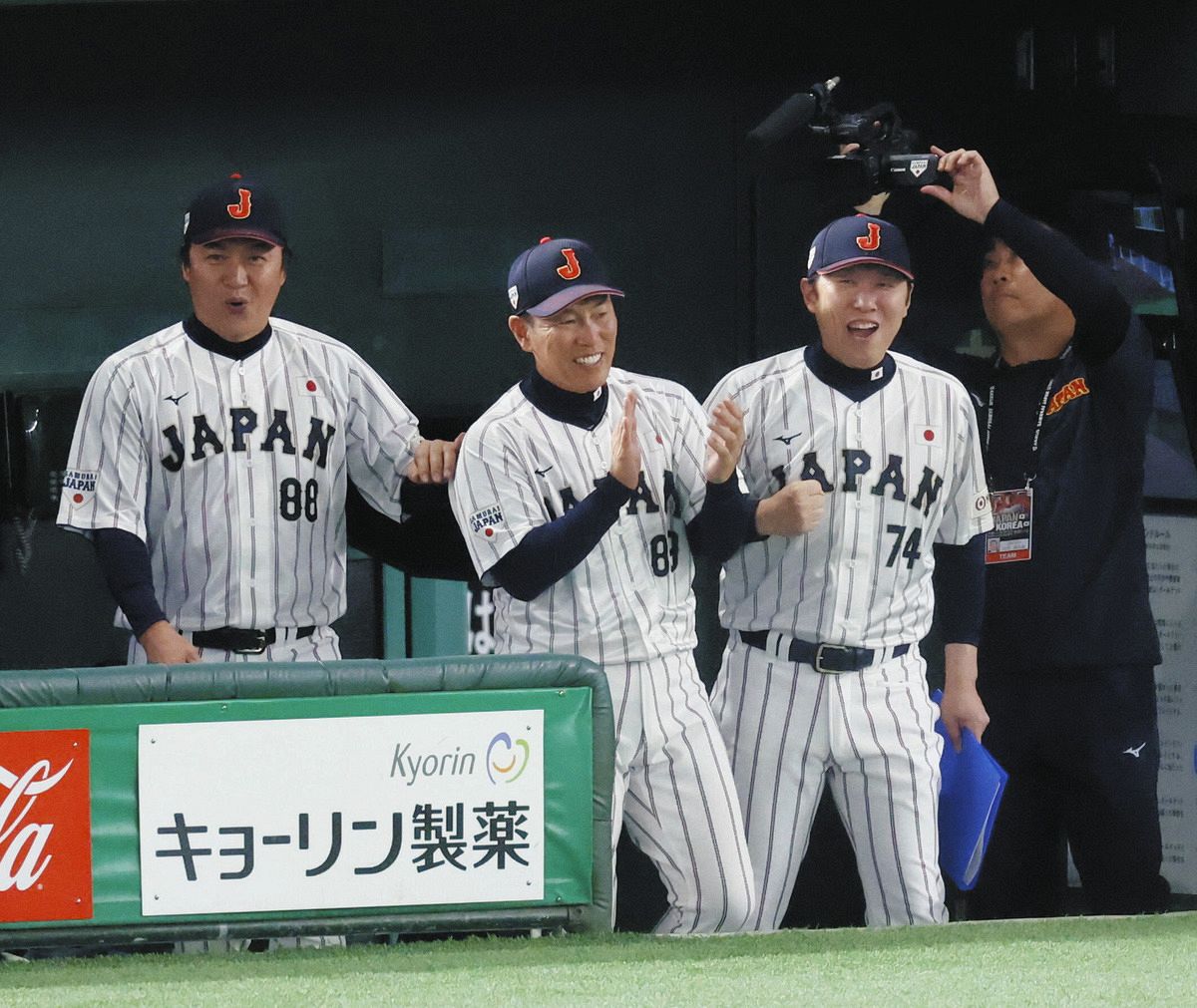 ５回裏、岸田が勝ち越し３ランを放ち喜ぶ井端監督