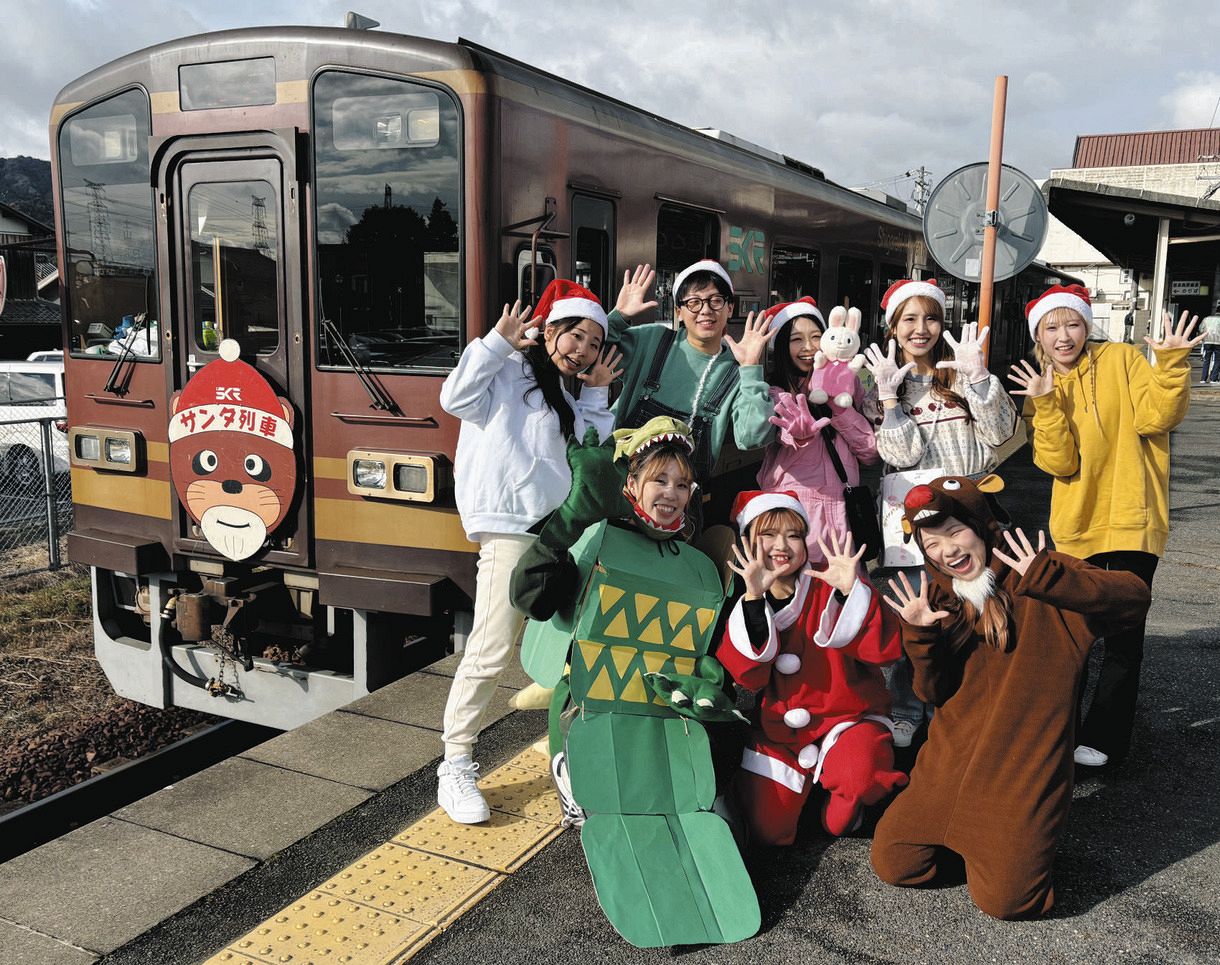 巨大タヌキ」がサンタ姿に 滋賀県甲賀市の信楽駅前で、信楽高原鉄道