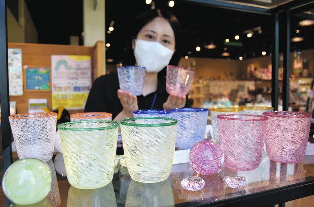涼やか5色のガラス作品 磐田・新造形創造館：中日新聞しずおかWeb