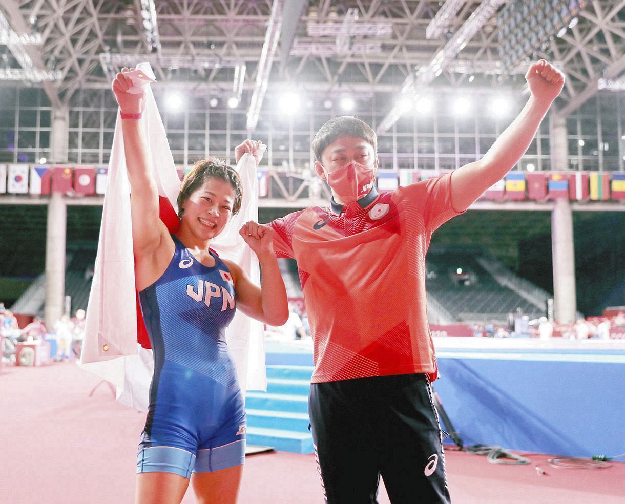 女子５３キロ級決勝で優勝し、志土地翔大コーチ（右）と喜ぶ向田真優