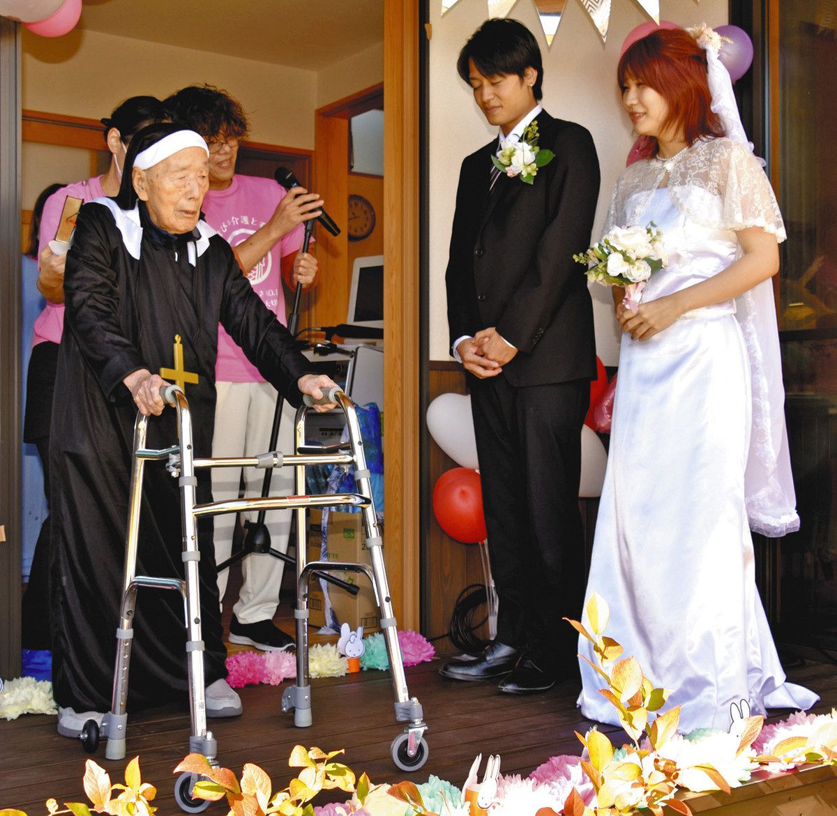 牧師役を務めた最高齢97歳の男性（左）＝美濃加茂市本郷町のかなえるハウスむすびで（かなえるハウスむすび提供）