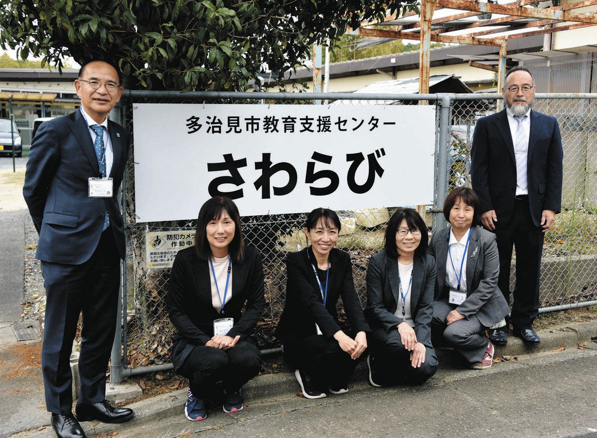 式典に出席した木村室長（右端）と仙石教育長（左端）ら＝多治見市美坂町で
