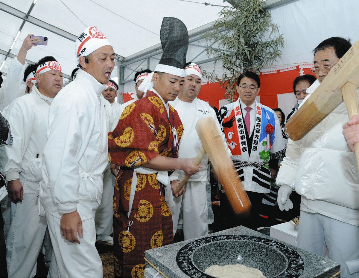 中学生　裸祭 国府宮はだか祭」に向け、思い込めきね振り 愛西で大鏡餅作り、1500人が参加：中日新聞Web