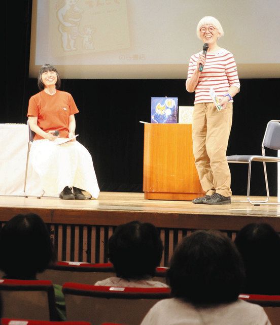 新美南吉や絵本について対談するヒデ子さん（右）と麻子さん＝半田市東洋町のアイプラザ半田で 