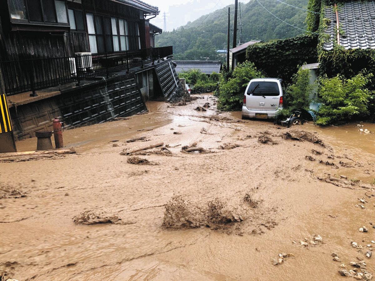 土砂が流れ込んだ道路や民家＝米原市伊吹で（市提供）