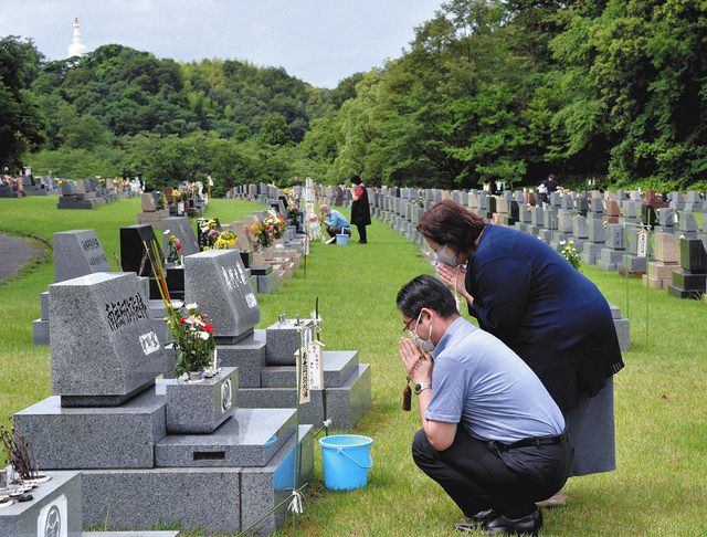 密を避けて墓参り 新盆入り：北陸中日新聞Web