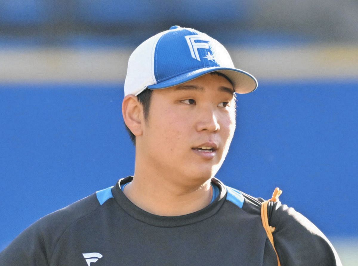 デザイン文化学科の学生が少年野球チームのユニホームやグッズを