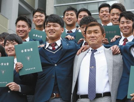 卒業証書を手に、笑顔を見せる中日・石川昂（中央左）