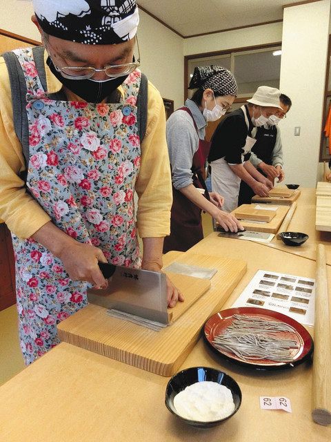 そば打ちを体験 切るの難しい 五箇山 和紙工作も 北陸中日新聞web